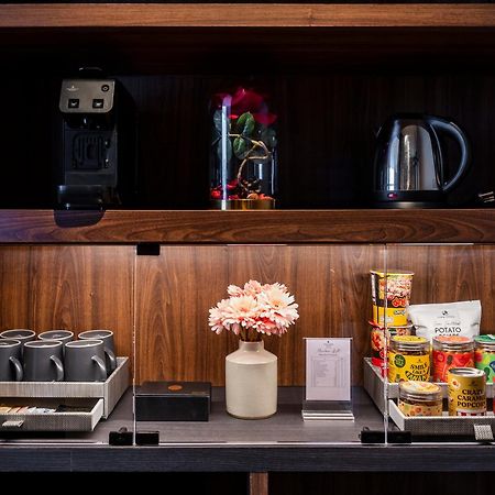 Walton Suites Sukhumvit Банкок Екстериор снимка