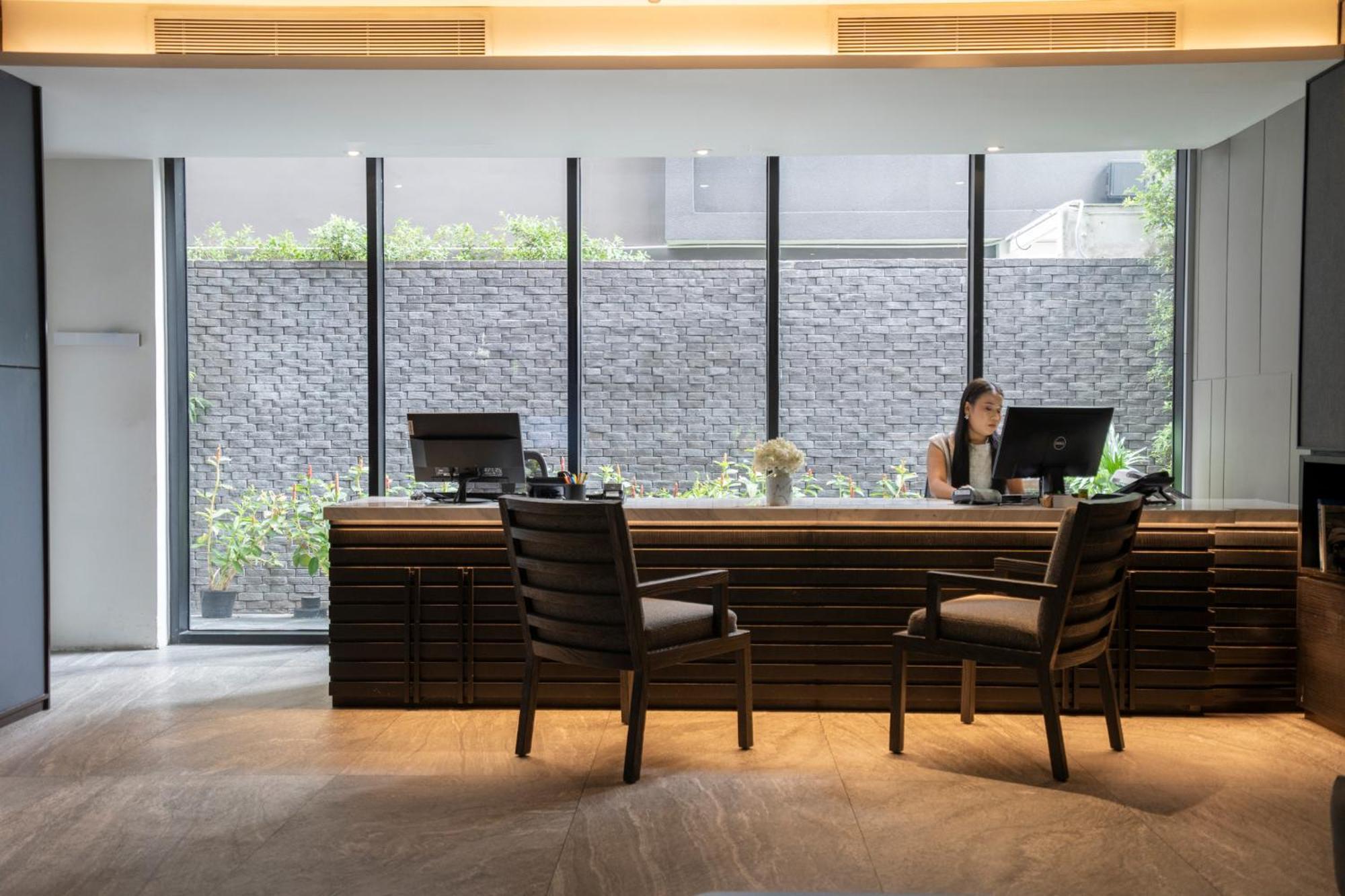 Walton Suites Sukhumvit Банкок Екстериор снимка