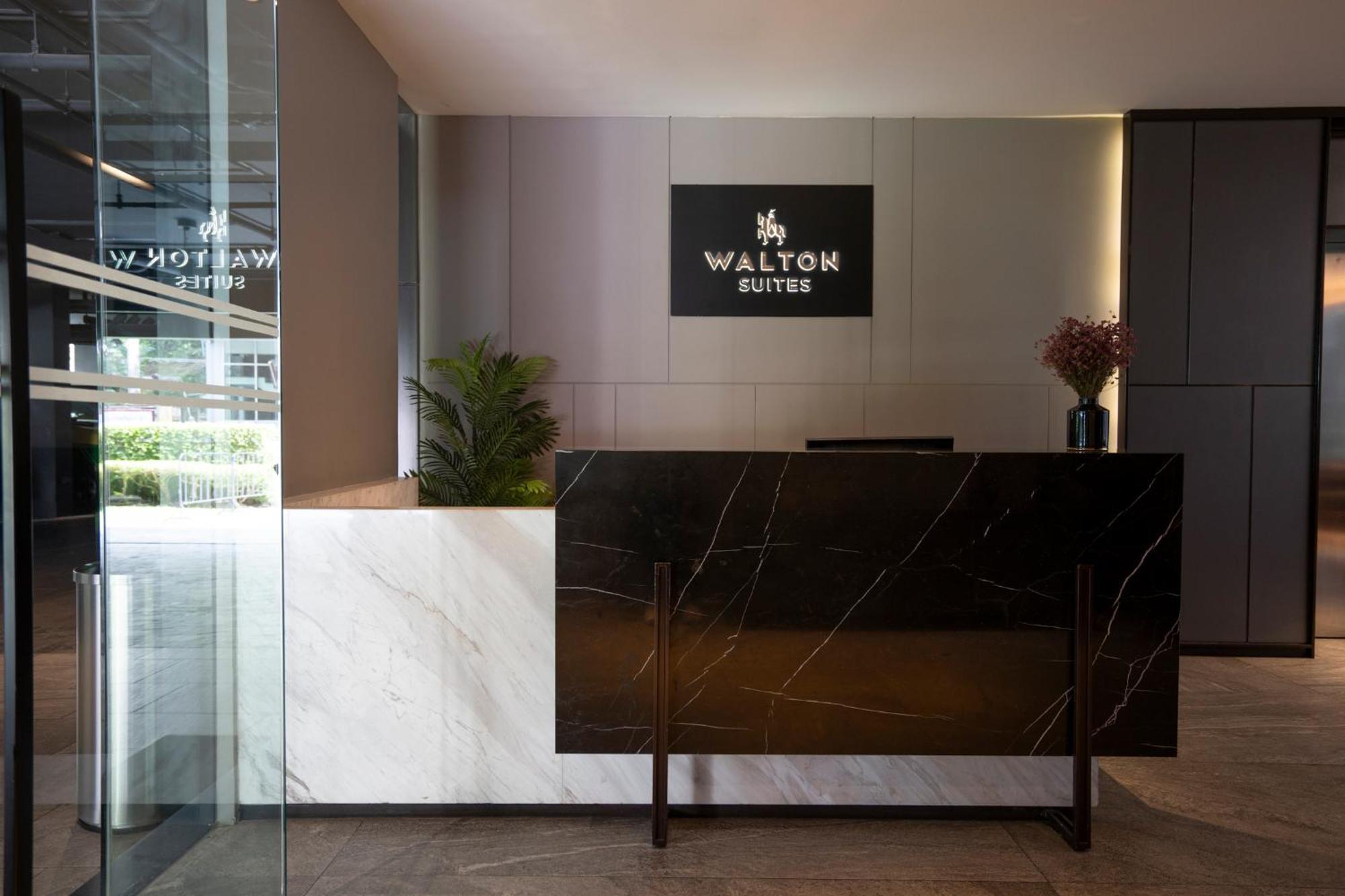 Walton Suites Sukhumvit Банкок Екстериор снимка