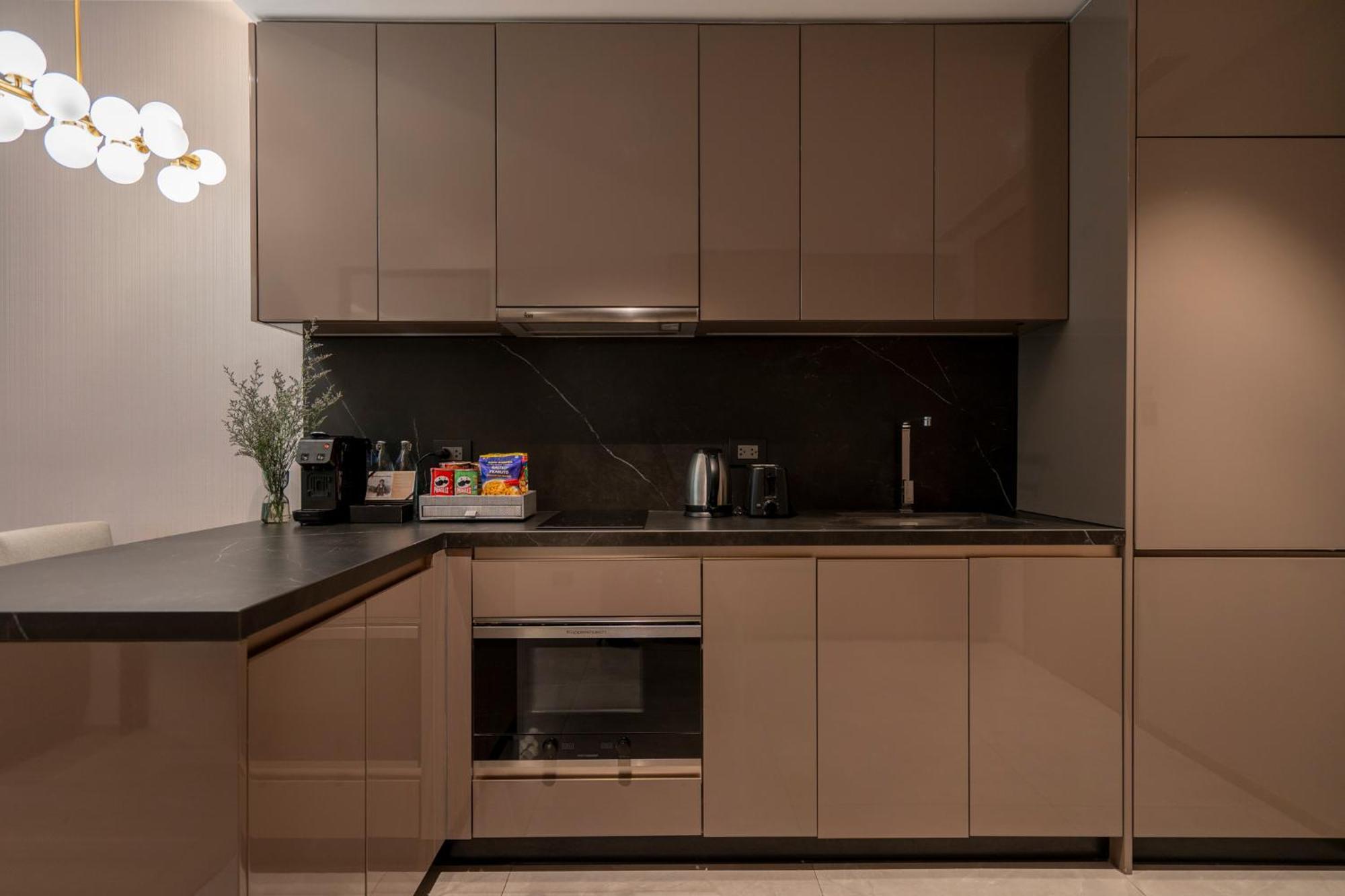 Walton Suites Sukhumvit Банкок Екстериор снимка