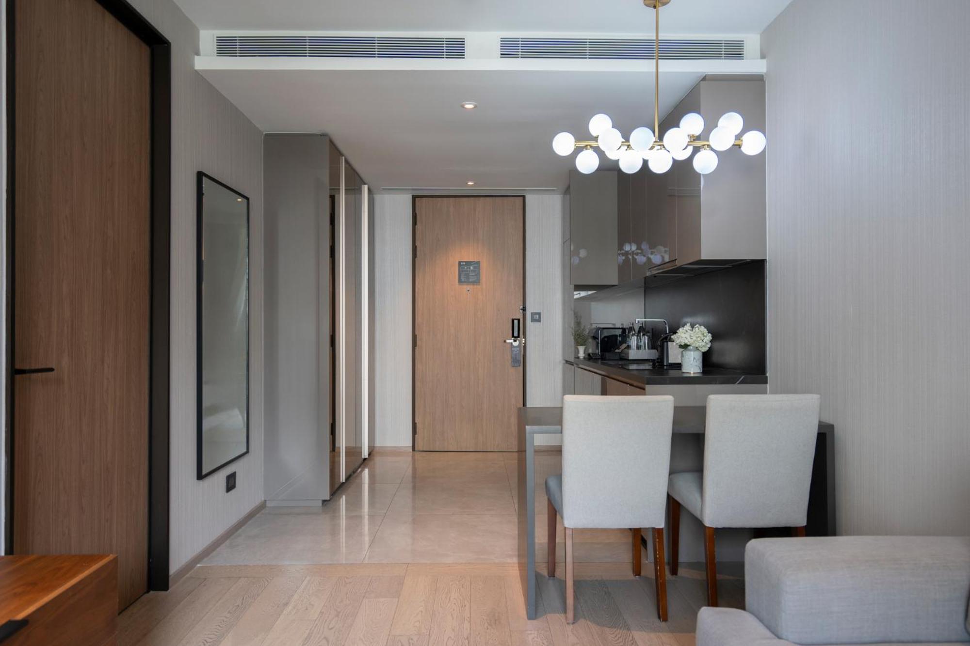 Walton Suites Sukhumvit Банкок Екстериор снимка
