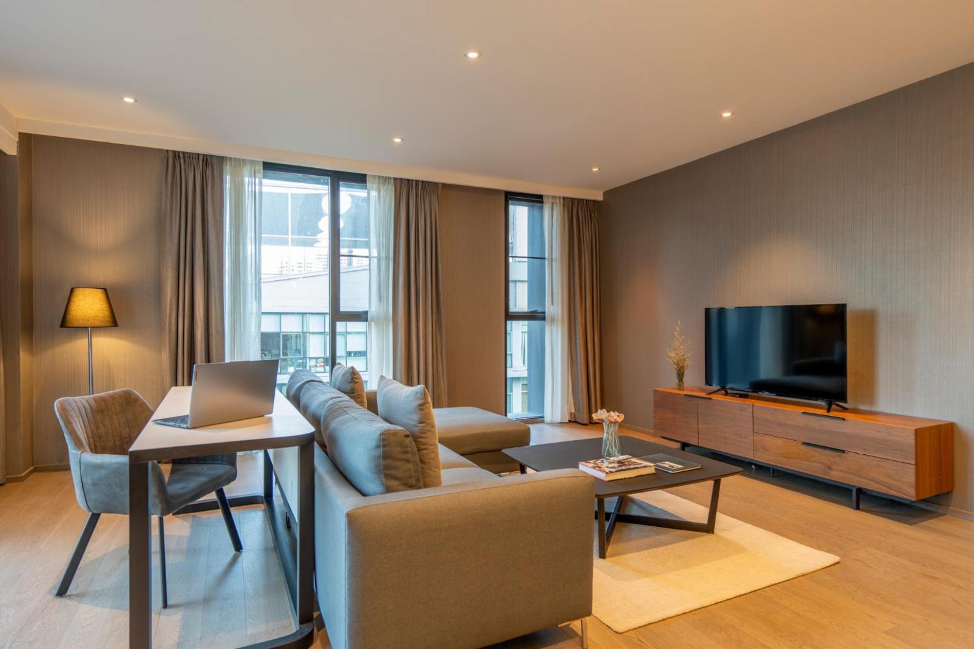 Walton Suites Sukhumvit Банкок Екстериор снимка