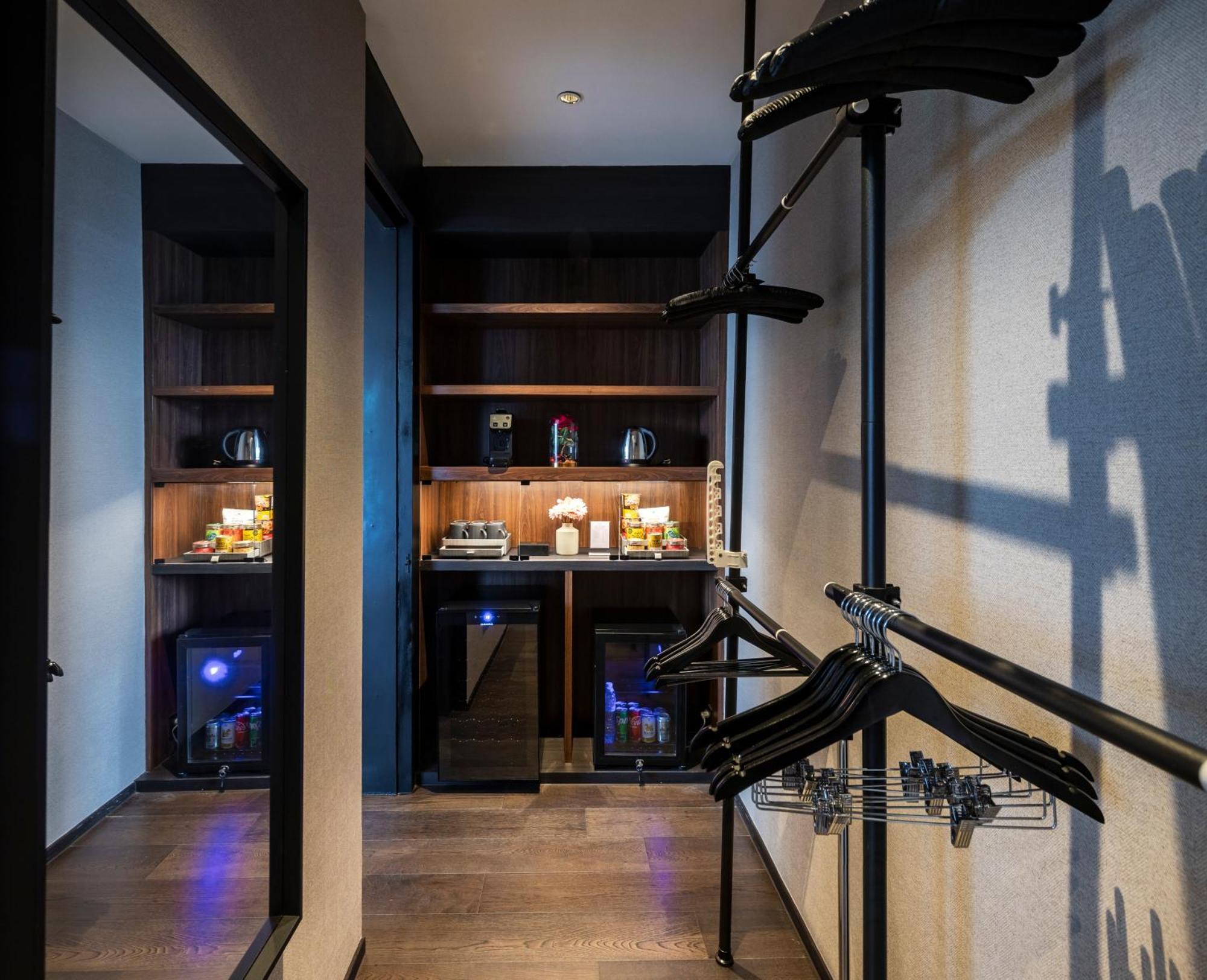 Walton Suites Sukhumvit Банкок Екстериор снимка
