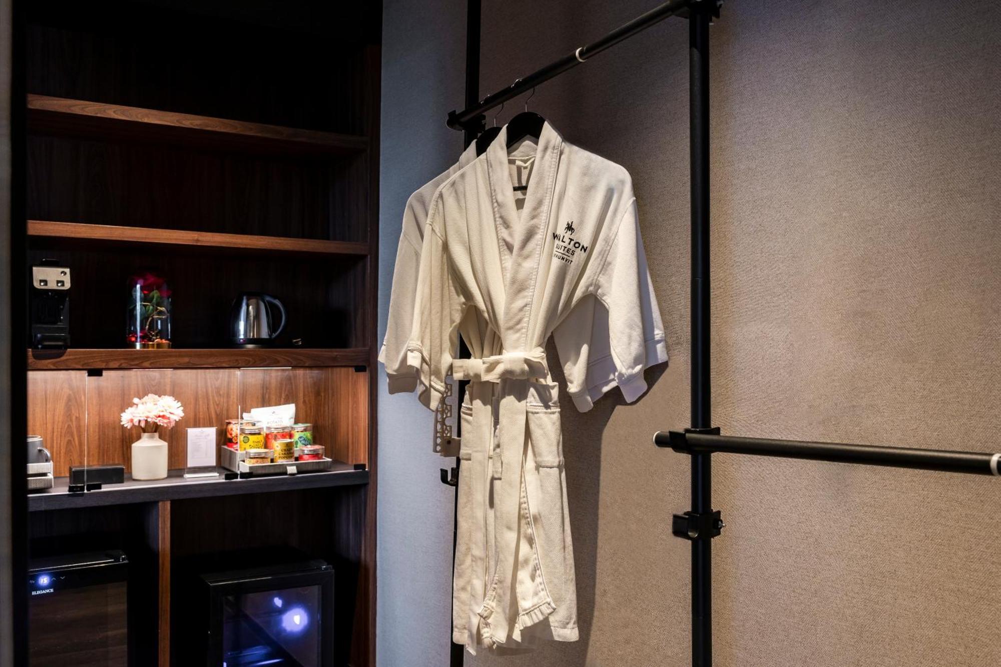 Walton Suites Sukhumvit Банкок Екстериор снимка