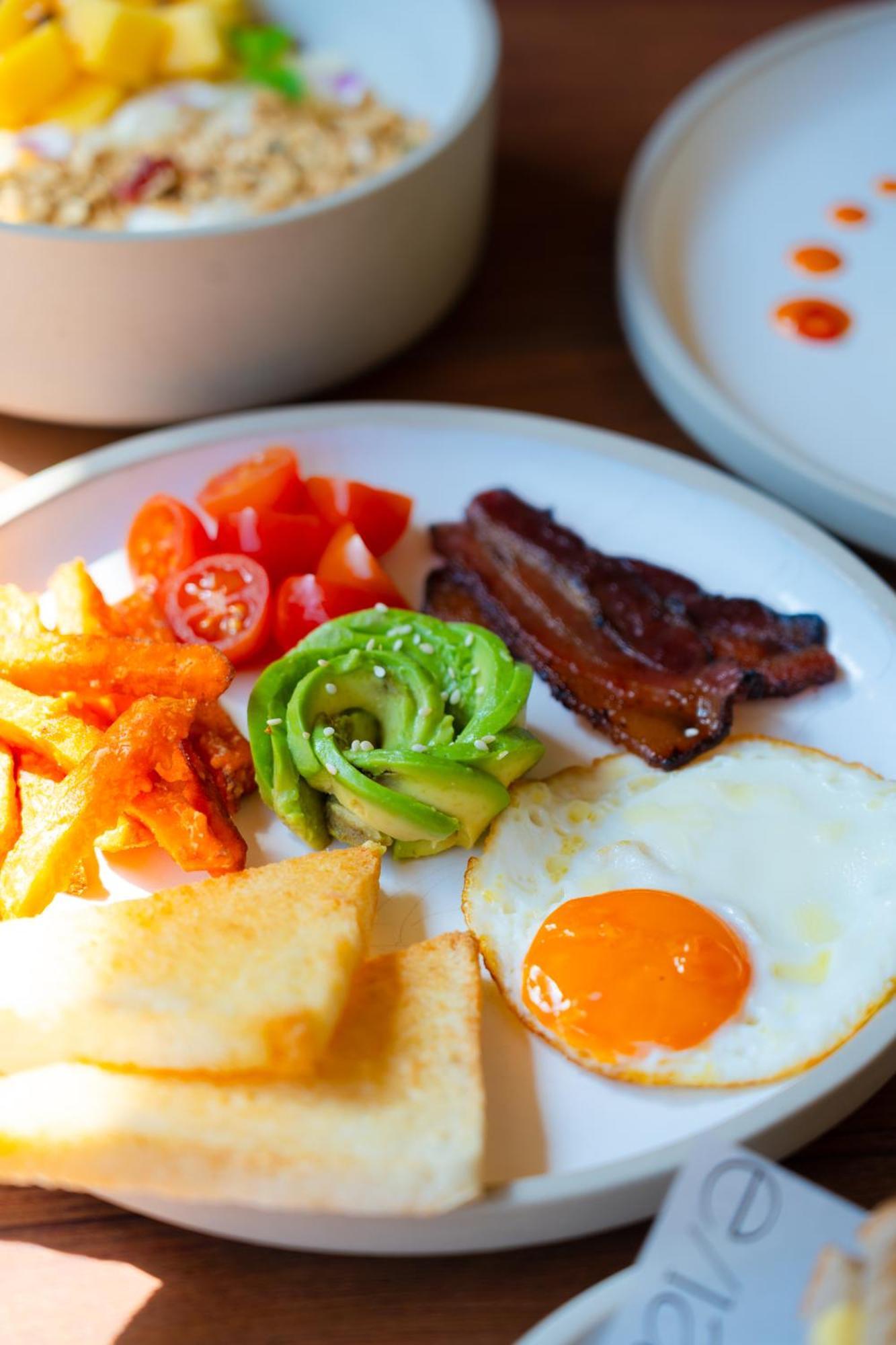 Walton Suites Sukhumvit Банкок Екстериор снимка